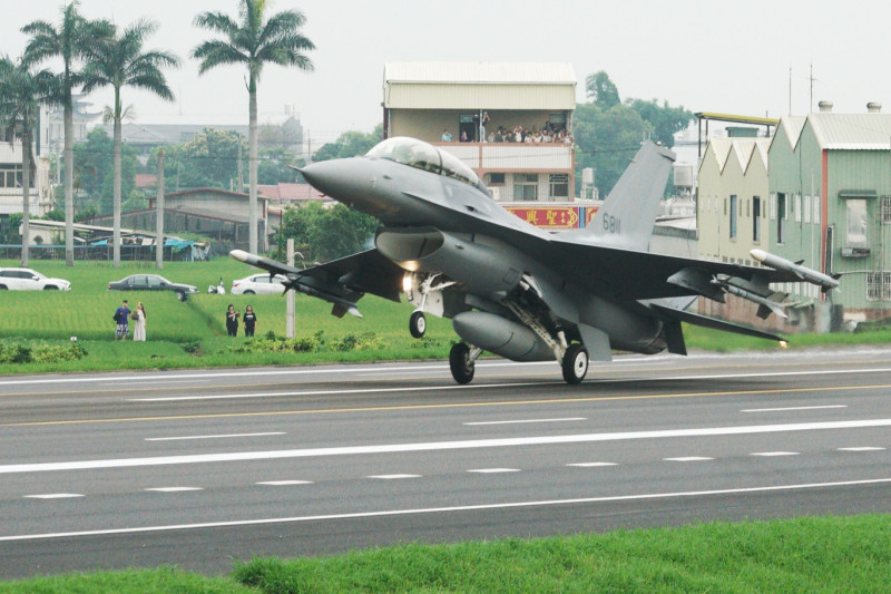 清晨6:33，F-16V率先衝場落地。這也是參與鳳展計畫的F-16V戰機首度在國人面前公開露面。   圖：張良一/攝