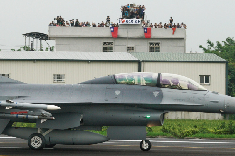 F-16V戰機在彰化戰備道滑行，民眾在戰備道附近民房頂樓掛出國旗和我愛中華民國空軍的英文布條，向參與演練官兵加油打氣。   圖：張良一/攝