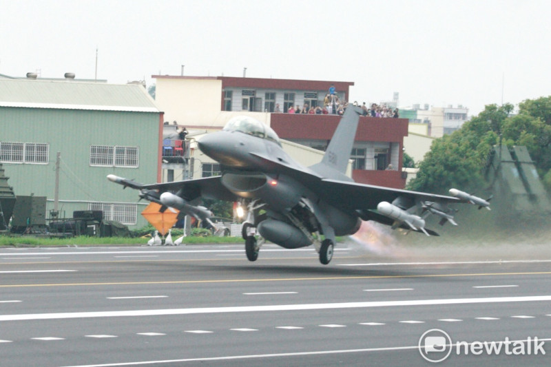美國批准出售F-16零附件給台灣。圖為F-16V於國道戰備道起降操演。   圖：張良一/攝(資料照)