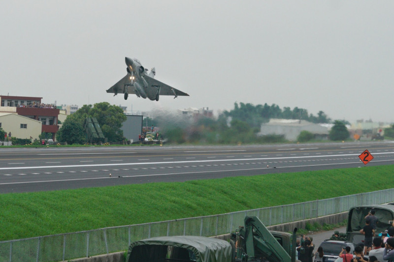 空軍一架幻象2000-5戰機14日上午在台東外海墜機，中校飛官黃重凱跳傘獲救。圖為2019年幻象2000-5在彰化戰備道起飛。   圖：張良一/攝(資料照)