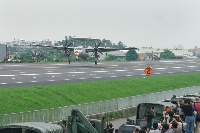 空軍E-2K預警機傳降落屏北基地時因起落架故障，以機腹迫降著陸。圖為2019年5月28日，演練戰機國道起降。E-2K預警機在彰化戰備道起飛。   圖：張良一/攝(資料照片)