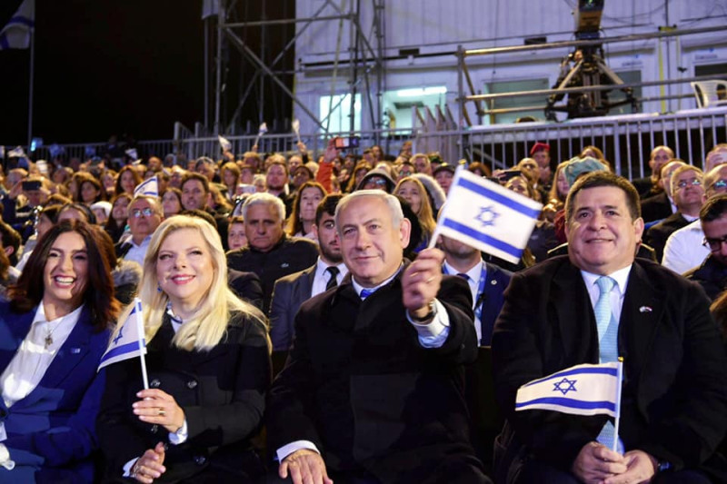 以色列上月國會大選，總理納坦雅胡（前排右二）成功5連任，現在傳出組閣不成，面臨重選。   圖：翻攝自納坦雅胡臉書