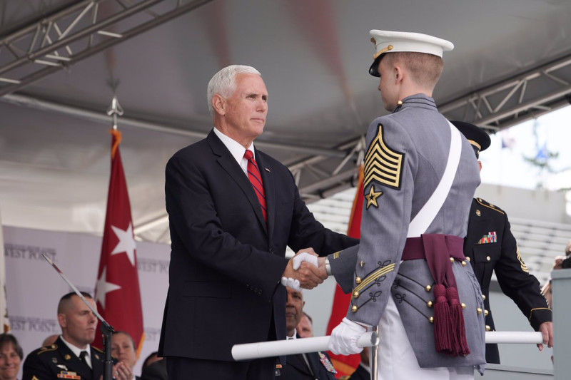 美國副總統彭斯（左）勉勵西點軍校畢業生，在生命中的某個時刻，將為美國而戰。   圖：翻攝自彭斯推特