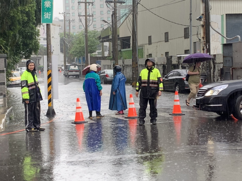 龜山分局派員到興業街冒雨進行指揮管制，建議民眾改道而行。   圖：龜山分局/提供