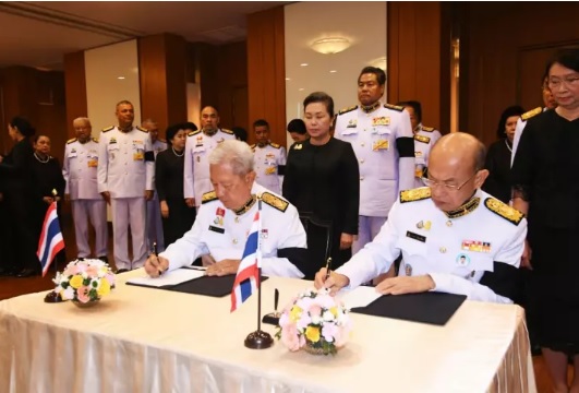 剛上任的泰國樞密院代理主席素拉育（前排左），前往弔唁前主席廷素拉暖。   圖：翻攝自泰國政府官網