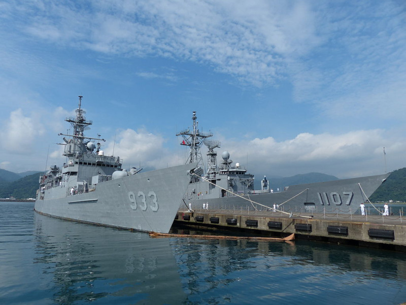海軍鳳陽軍艦(FFG-933)與子儀軍艦(PFG-1107)   圖：翻攝維基百科/玄史生攝