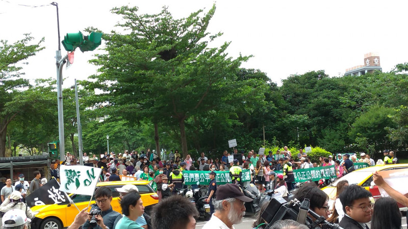 針對總統初選辦法，民進黨中央場外聚集百人表達意見。   圖：陳佩君/攝