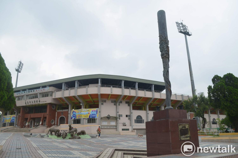 嘉義市政府多方努力奔走，希望職棒味全龍可以把嘉義市棒球場當成主場。   圖：蔡坤龍/攝