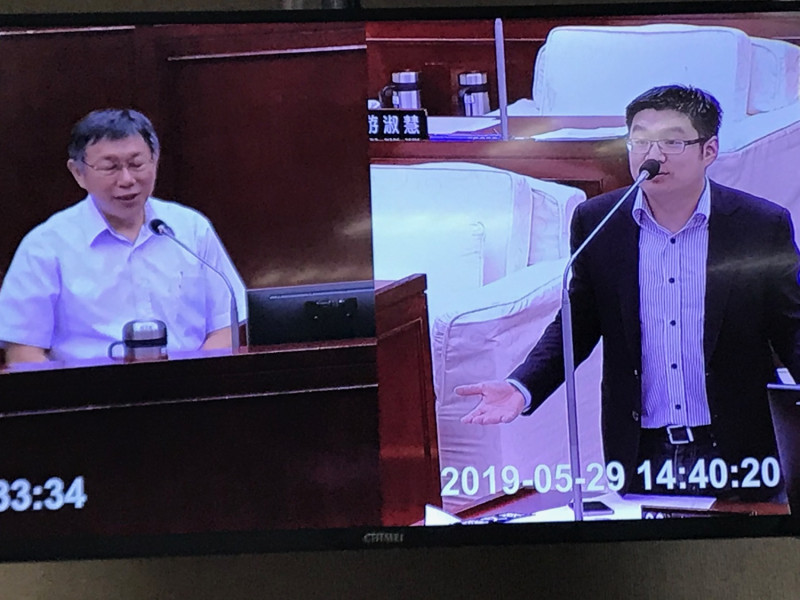 台北市長柯文哲（左）接受國民黨北市議員徐弘庭（右）質詢。   圖：翻攝議場電視轉播