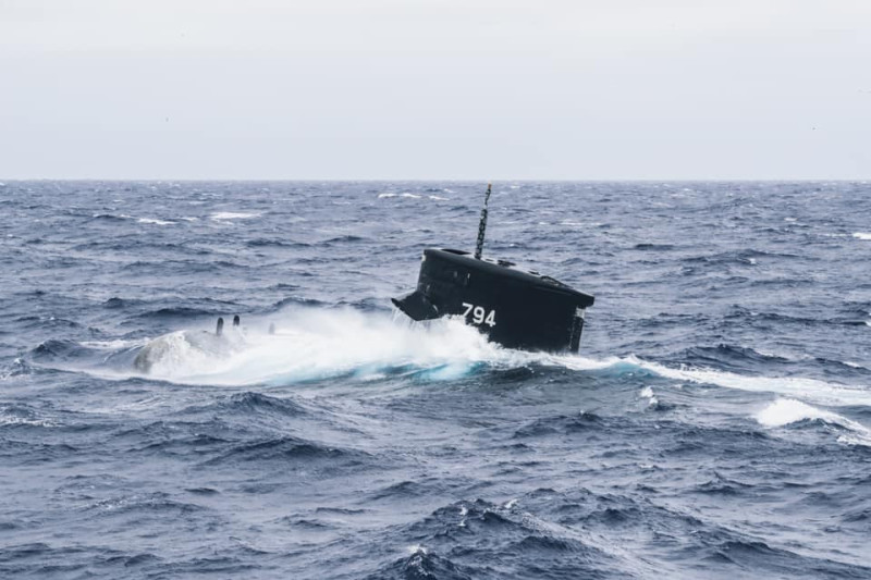 「漢光35號演習」29日進行「聯合濱海決勝作戰操演」一系列的操練，其中「海虎軍艦」演練緊急上浮課目，驗證部隊戰力與作戰計畫。   圖：軍聞社提供