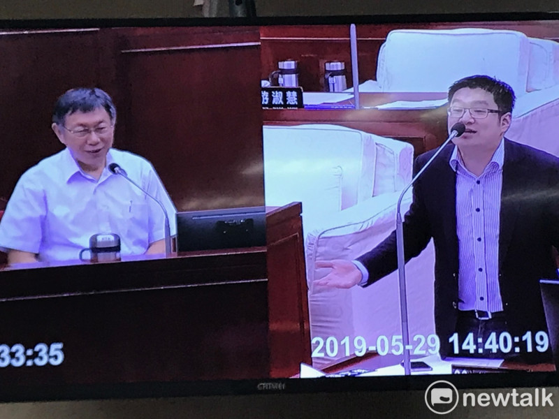 台北市長柯文哲（左）接受國民黨北市議員徐弘庭（右）質詢。   圖：翻攝議場電視轉播