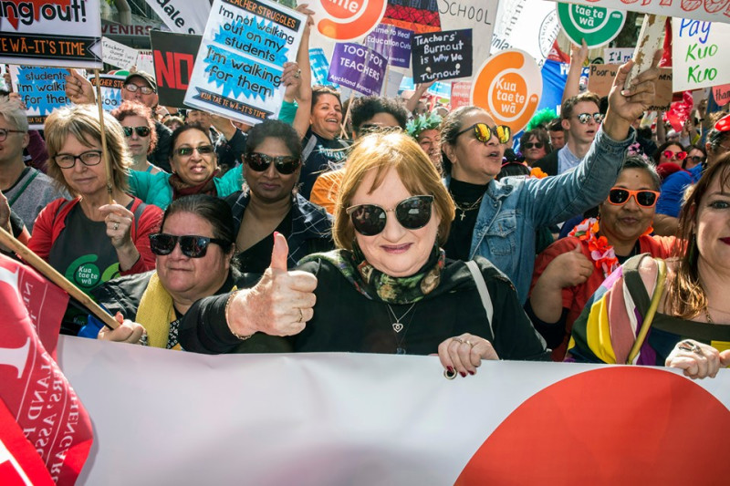 紐西蘭逾5萬名教師今（29）日走上街頭集體罷工，要求政府改善薪資和工作條件。   圖：翻攝NZEI Te Riu Roa臉書