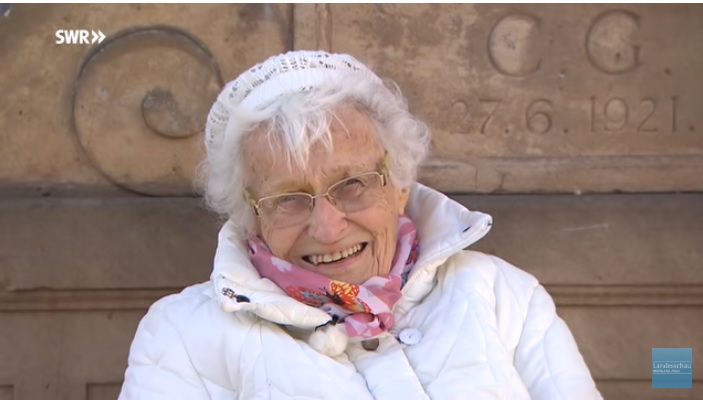 德國一名從教職退休的百歲阿嬤海瑟當選市議員。   圖：翻攝Youtube