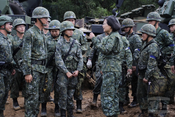 總統蔡英文29日前往湖口營區視導「漢光35號演習」反機降對抗操演課目。   圖：軍聞社／提供