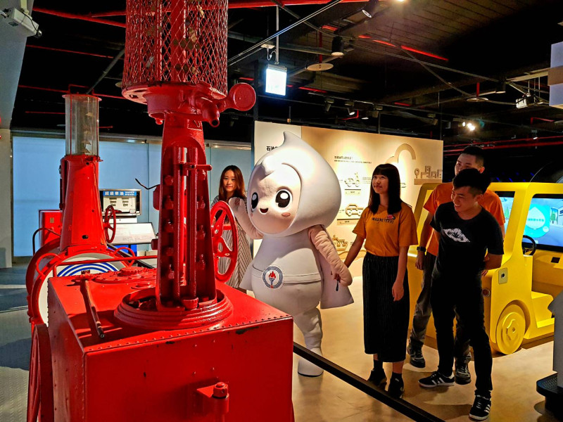 位於台北中油大樓的「台灣中油石油探索館」29日開幕，全新的展區規畫各種和油、氣相關的數位多媒體互動遊戲，設計新穎且生動有趣。   圖／中油提供