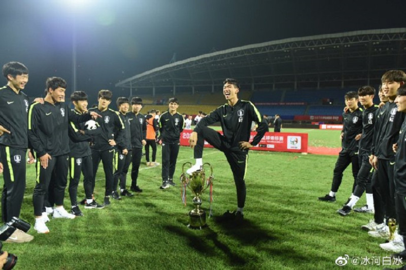韓國U18隊伍奪冠卻對中國獎盃做出侮辱性動作。   圖／取自微博