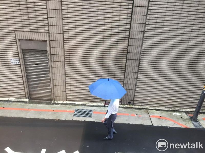 今（3）日天氣不穩定，全台有雨，中央氣象局提醒民眾出門要帶傘   圖：閻芝霖/提供