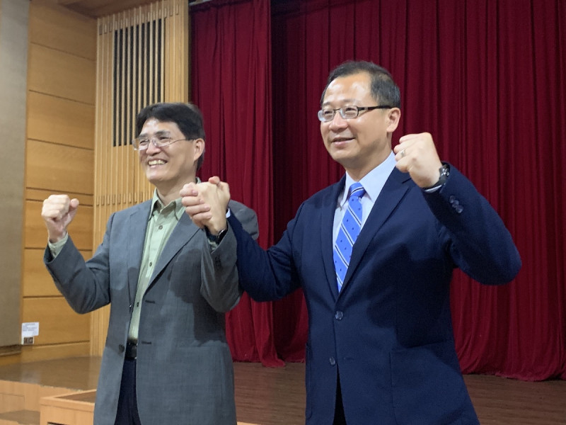 中職會長吳志揚(右)宣布中華隊總教練人選。   圖／劉祐廷攝