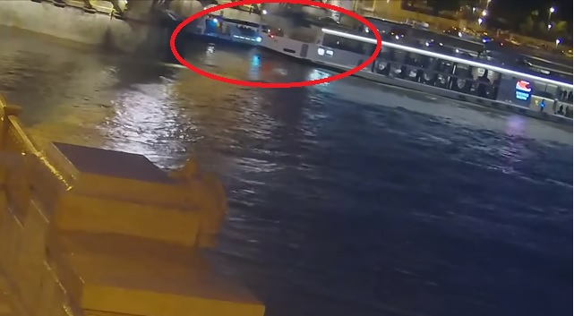 匈牙利多瑙河發生嚴重船難，影片可見大型郵輪從後方追撞觀光船「美人魚號」（紅圈處）。   圖：翻攝自YouTube/ PoliceHungary
