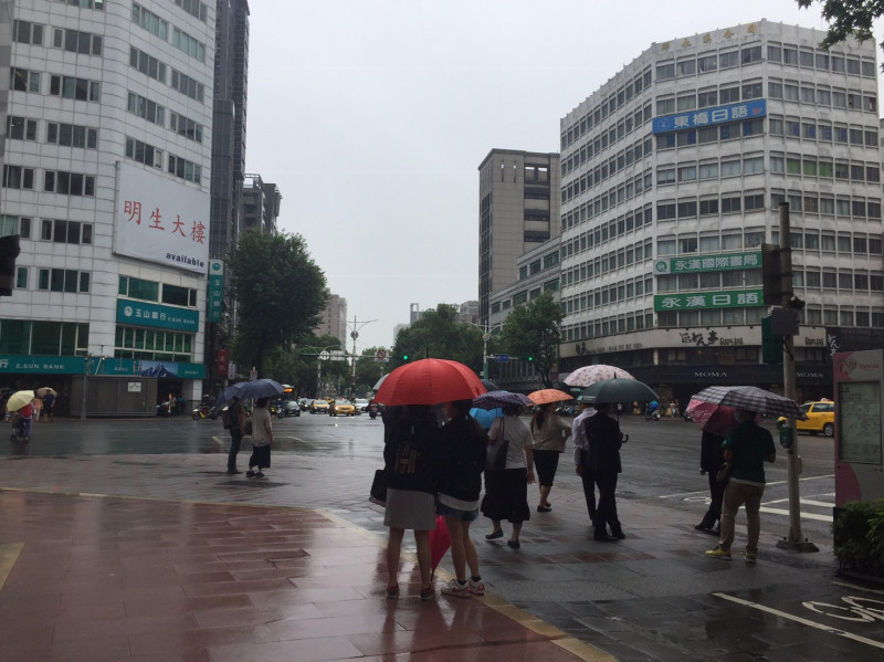 今（19）日台灣處於低壓帶內，各地都有大雨發生的機率，外出要記得帶傘   圖：閻芝霖/提供