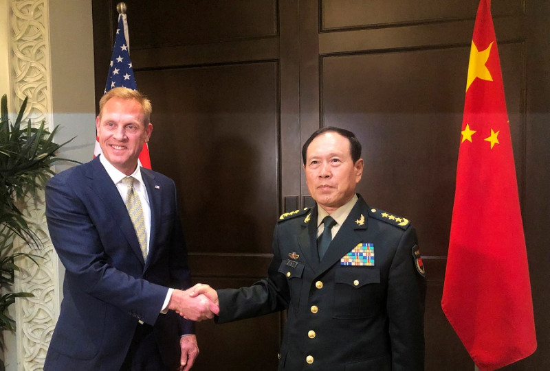 美國代理國防部長夏納翰今（31）日在新加坡與中國國防部長魏鳳和短暫會談。   圖：達志影像/路透社
