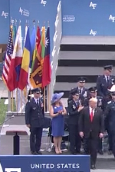 中華民國國旗和美國國旗懸掛在舞台左側，右下為美國總統川普。   圖/US Air Force Academy 臉書粉絲頁