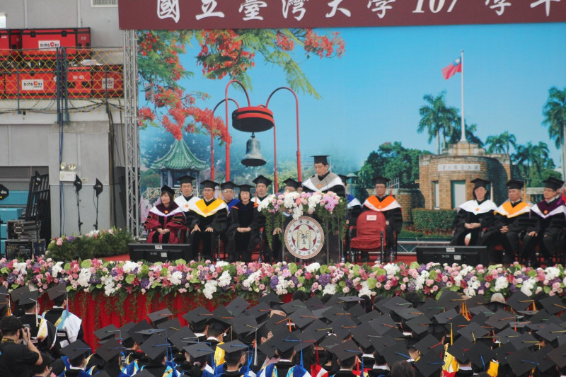 隨著疫情趨緩，畢業典禮限制也逐步解禁。圖為台灣大學畢業典禮。   圖：翻攝自台灣大學臉書粉絲團