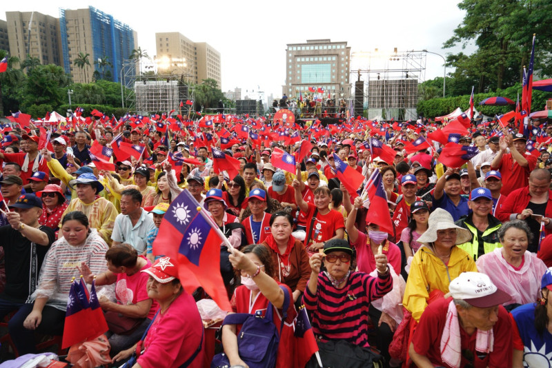 多數韓粉身穿紅衣、手拿國旗，等候韓國瑜出席。   圖：張良一 / 攝