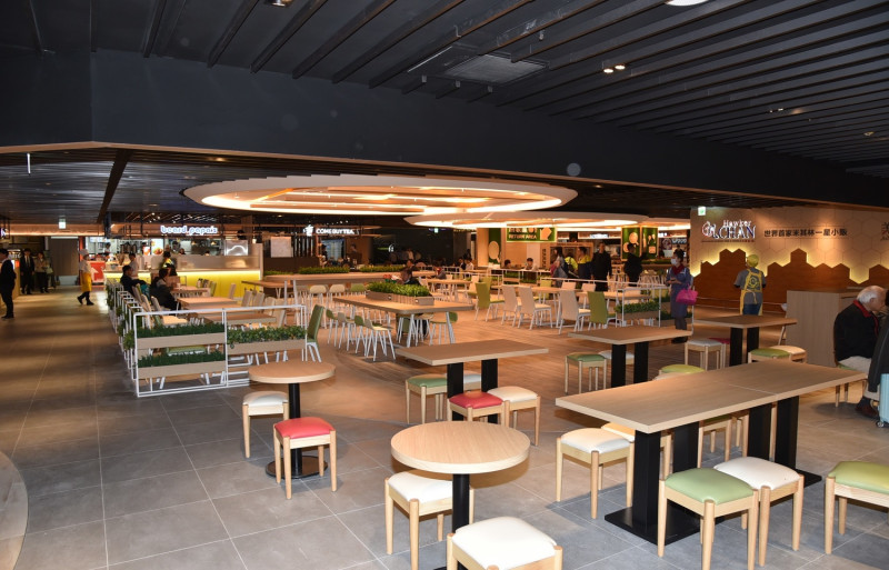 重新開放營運的第二航廈地下美食街，除營業面積擴大，餐飲櫃位也增加至21個。   圖：桃園機場／提供