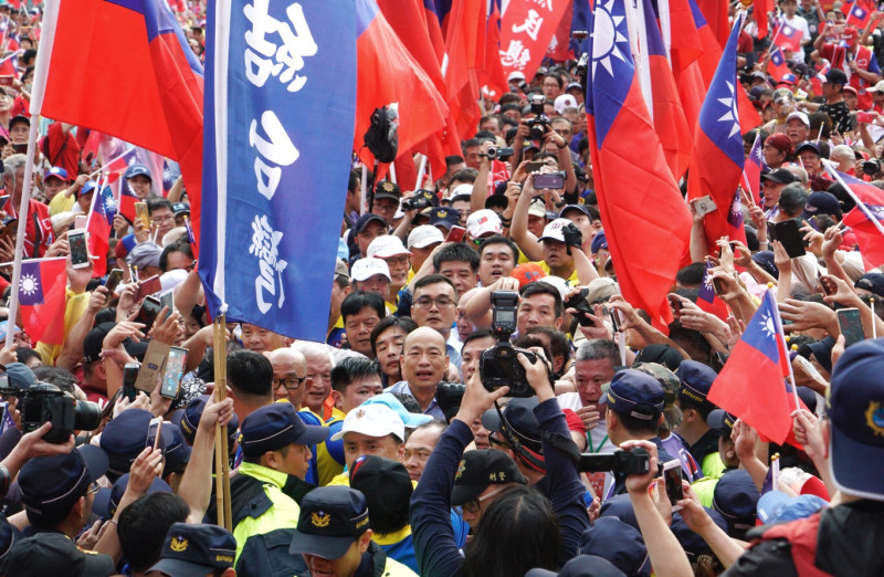 高雄市長韓國瑜造勢場合上，大小國旗齊聚。   圖：張良一 / 攝(資料照片)