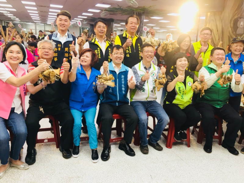 板橋區公所包粽送愛心活動，國民黨立委柯志恩(左一)與民進黨籍立委張宏陸(右三)、市議員王淑慧(右二)及何博文(右一)等人與區長林耀長(中)合照，各據一端、壁壘分明。    圖：板橋區公所提供