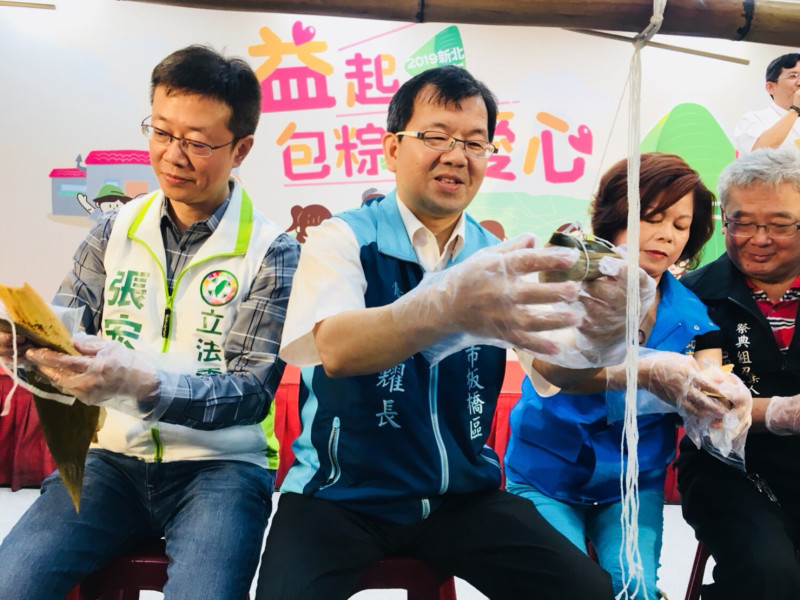 板橋區長林耀長(中)、立委張宏陸(左)等人親手包愛心粽。 圖:板橋區公所提供
