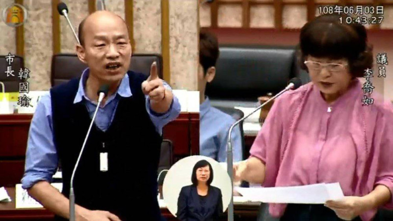韓國瑜(左)今天和李喬如在議會殿堂對罵三分鐘。官員們都被李喬如請出議會。   圖：翻攝高雄市議會臉書