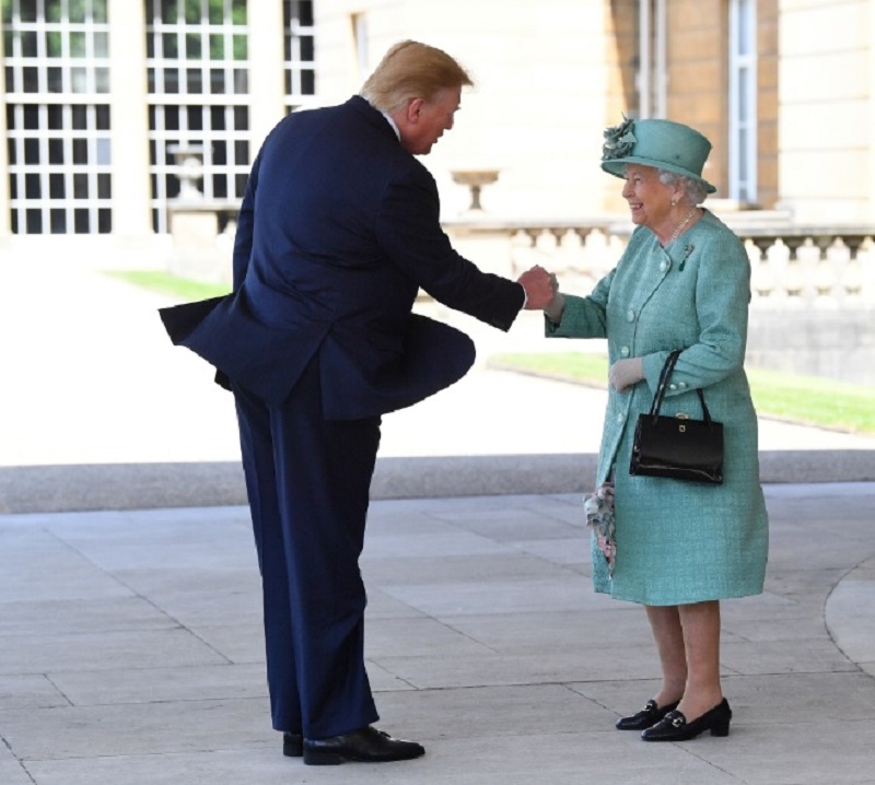 英女王伊麗莎白二世在王宮門口親迎美國總統川普。   圖：達志影像/路透社
