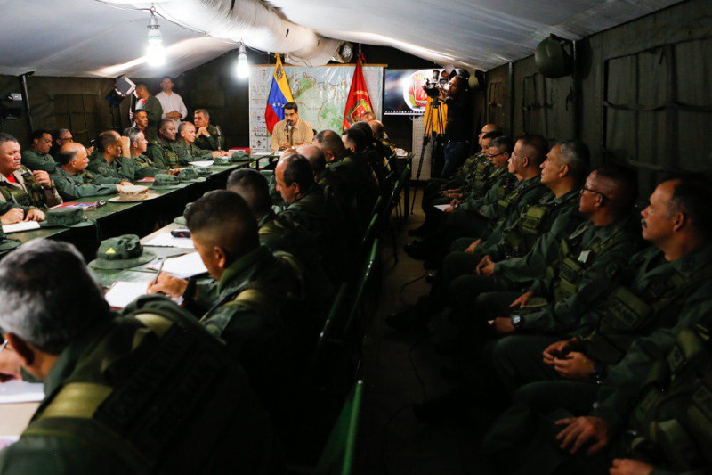 委內瑞拉領導人馬杜洛（中，著米色外套者）4日緊急召開高層軍事會議，商討國土防禦計畫。   圖：翻攝自馬杜洛推特