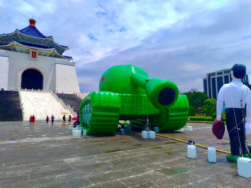 中正紀念堂上的坦克人裝置。   圖：卓榮泰臉書