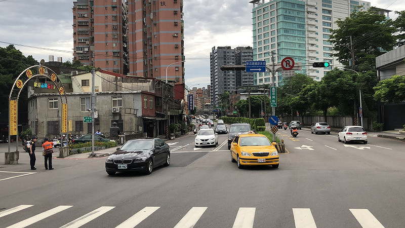 新店復興路與建國路口調整出一線左轉車道，讓直行車流順暢許多。   圖／新北市交通局提供