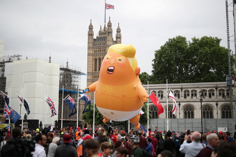 美國總統川普在英國國是訪問的第二天，抗議團體今天大舉出動，6公尺高的「川普嬰兒」氣球重新飄蕩在倫敦上空。   圖：達志影像/路透社