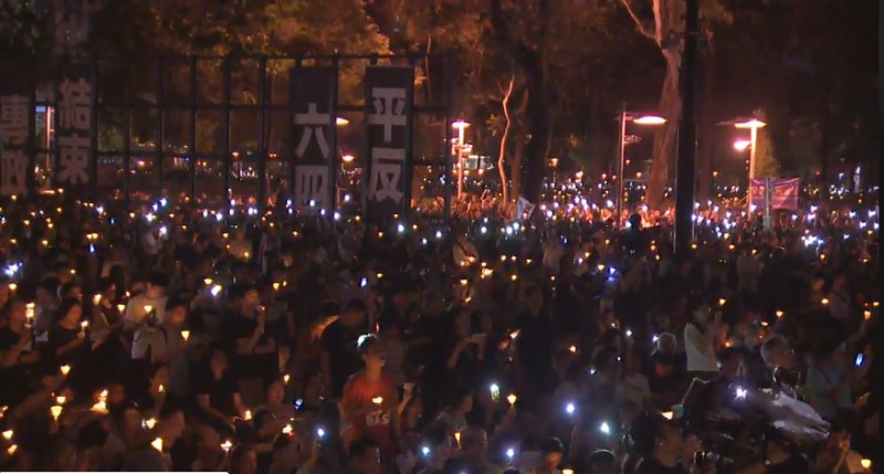 悼念六四天安門事件。圖為2019年香港支聯會在維多利亞公園舉辦燭光晚會，吸引逾18萬港人參與。   圖：翻攝支聯會臉書直播影片