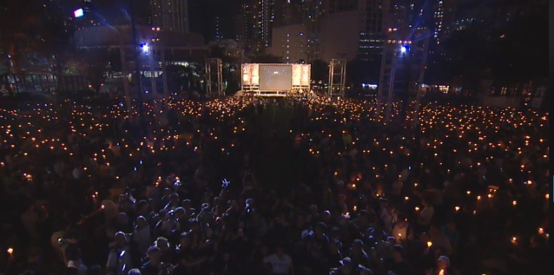整個儀式過程中，民眾手持白蠟燭，照亮整個維園。   圖：翻攝支聯會臉書直播影片