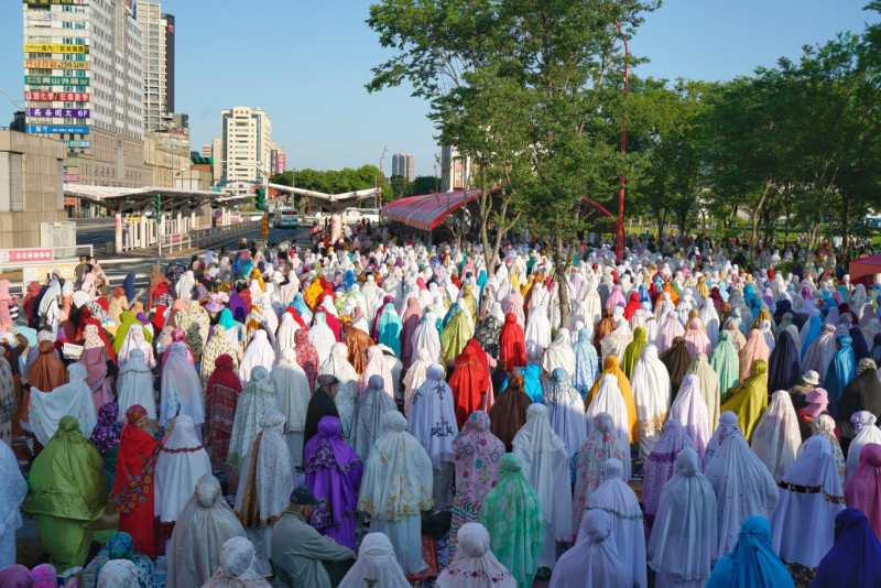 今天是穆斯林開齋節，許多在台穆斯林移工搭乘第一班火車或捷運到台北火車站旁的台北行旅廣場，參加清晨六時舉行的開齋節祈禱會。   圖：張良一/攝