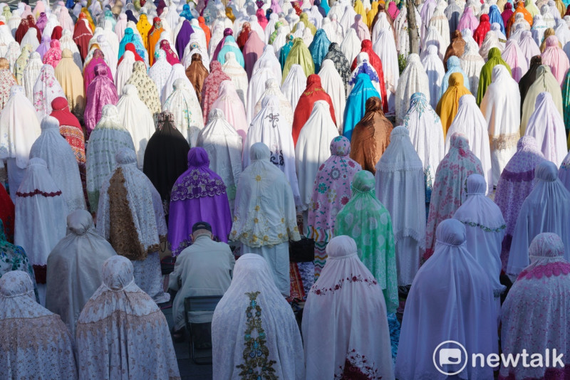 全球穆斯林慶祝開齋節，這是穆斯林一年當中最隆重的節日之一，包括在台北市的回教徒，在開齋節也虔誠祈福。   圖：張良一 / 攝（資料照片）