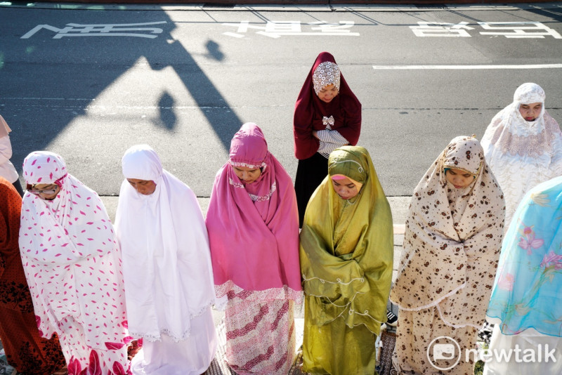 由於參加開齋節晨禱的穆斯林移工眾多，晚到的穆斯林只能站在人行道上祈禱。   圖：張良一 / 攝