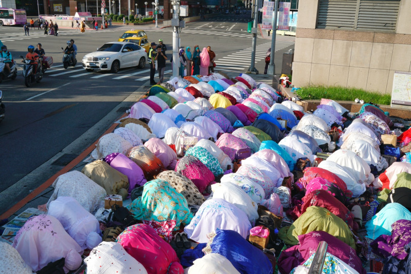 由於參加開齋節晨禱的穆斯林移工眾多，晚到的穆斯林只能站在人行道上祈禱。   圖：張良一/攝