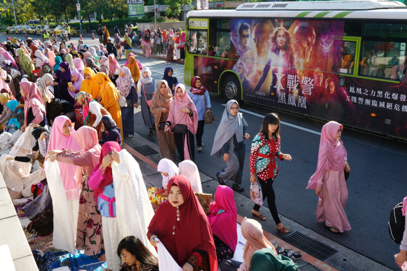許多穆斯林移工趕往參加開齋節祈禱。   圖：張良一/攝