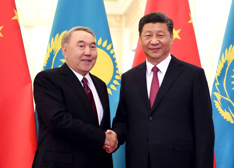 哈薩克與中國關係良好，是一帶一路參與國之一，圖為前總統努爾蘇丹·納扎爾巴耶夫（左）與中國領導人習近平合影。   圖：翻攝自哈薩克政府臉書