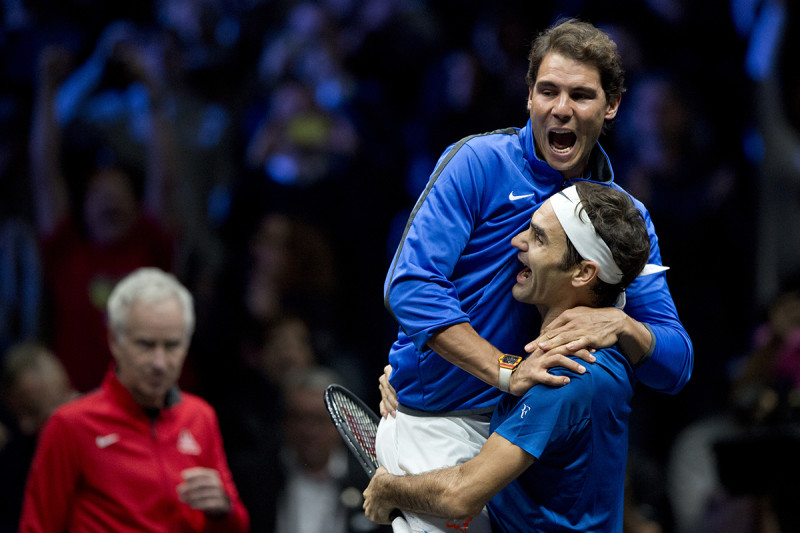 Roger Federer和Rafael Nadal相擁。   圖／美聯社／達志影像
