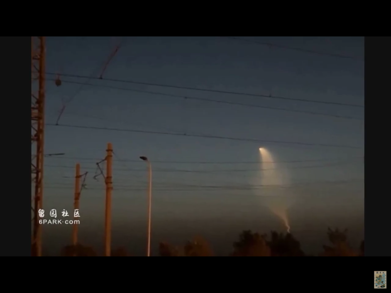 2日凌晨，中國大陸多地觀測到「神奇不明飛行物」(也就是俗稱的「飛碟」，UFO)天象，傳聞疑是軍方進行導彈試射。不久，火箭軍和中國海軍官方帳號3日夜間同時調侃，「你們相信這世上有UFO嗎？」。外媒4日則定下結論稱，這是中國「巨浪-3」潛射洲際導彈的最新一次成功發射。   圖：翻攝自Youtube