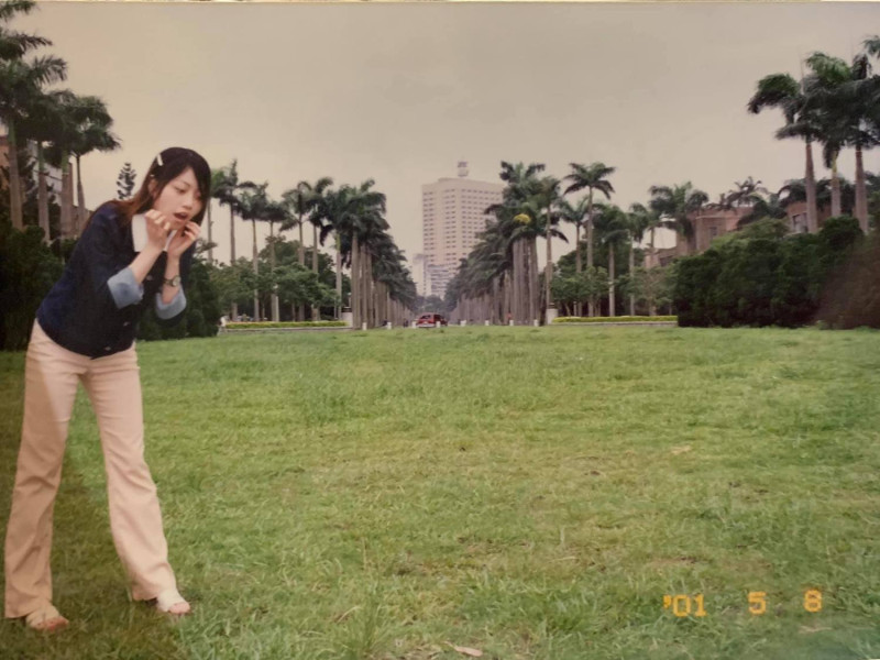 擁有「港湖女神」之稱的民進黨台北市議員高嘉瑜昨天在臉書PO文，貼出大學時期的照片，並表示簡直是「黑歷史！」   圖：翻攝自高嘉瑜臉書