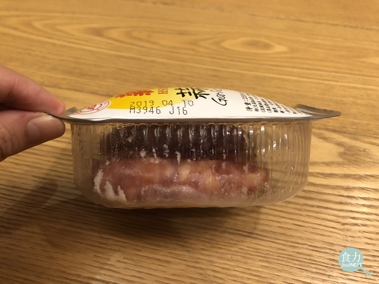 讀者來信提供的過期香腸，已經發霉和膨包。   圖：食力